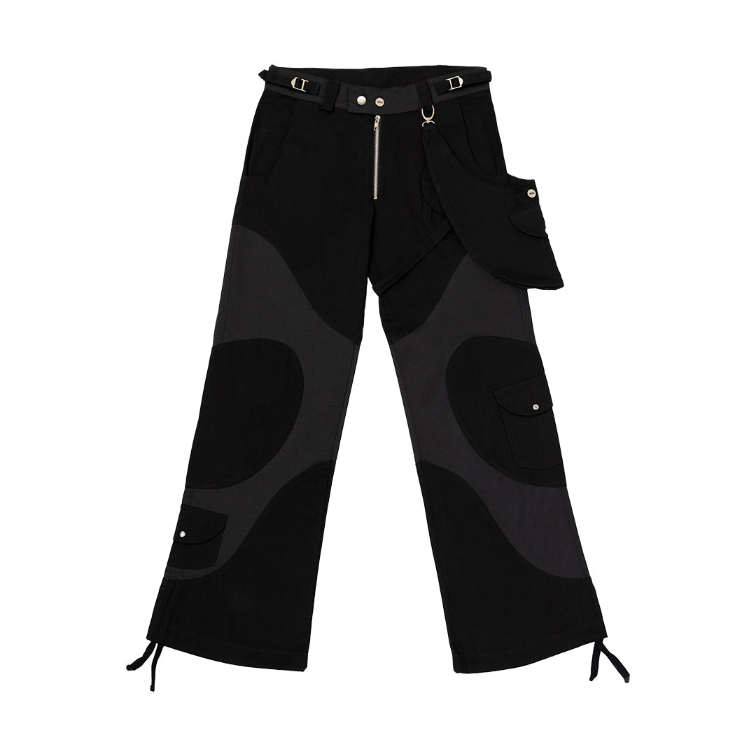 Front view of our survivor unisex baggy pants / jeans in black color with silver elements and detachable sidepocket 